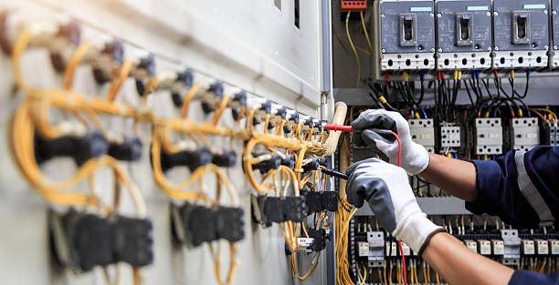 Professional Electrician technician working in Manhattan, IL